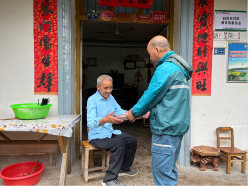 浙江新闻客户端:乡村邮递员郑卫星:深山邮路传递温暖 - 中国邮政集团